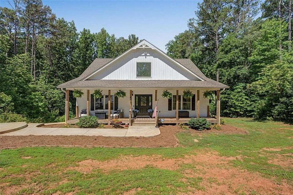 3 bedroom, 2 bathroom, 1,935 sq ft single family residence for sale at 1381 Star Point Road, Carrollton, GA 30116