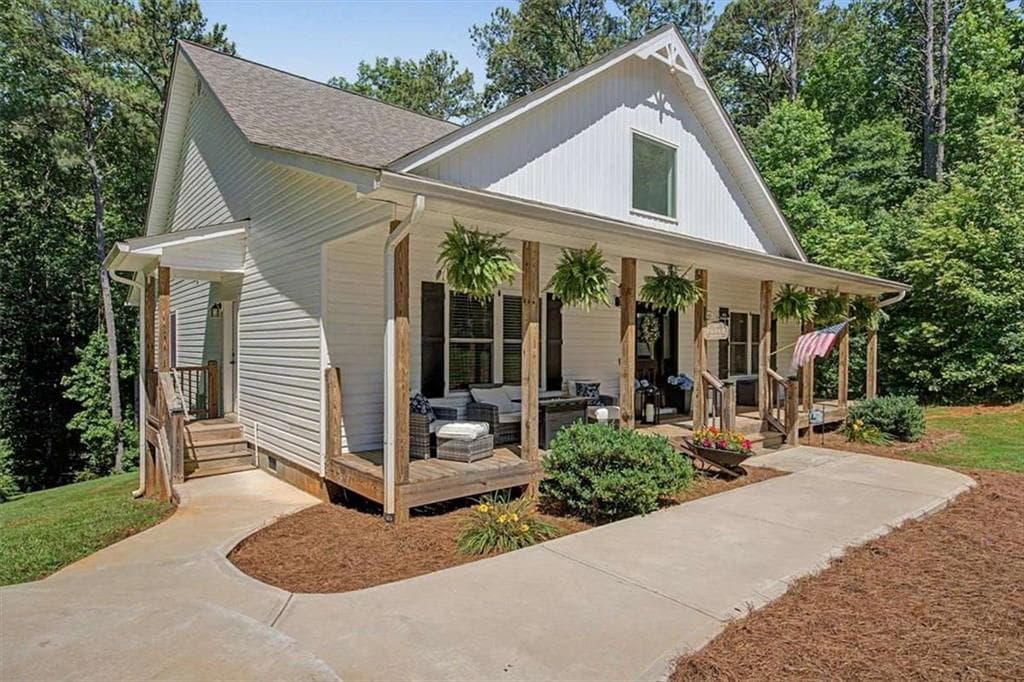 3 bedroom, 2 bathroom, 1,935 sq ft single family residence for sale at 1381 Star Point Road, Carrollton, GA 30116 — photo 2