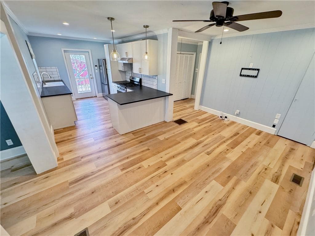 2 bedroom, 1 bathroom, 876 sq ft single family residence for rent at 229 Aviation Road, Marietta, GA 30060 for $1,850 a month — photo 3