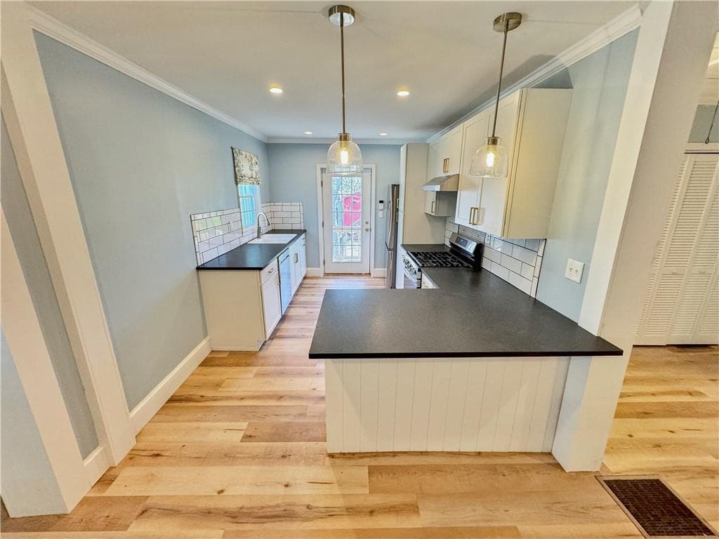 2 bedroom, 1 bathroom, 876 sq ft single family residence for rent at 229 Aviation Road, Marietta, GA 30060 for $1,850 a month — photo 6