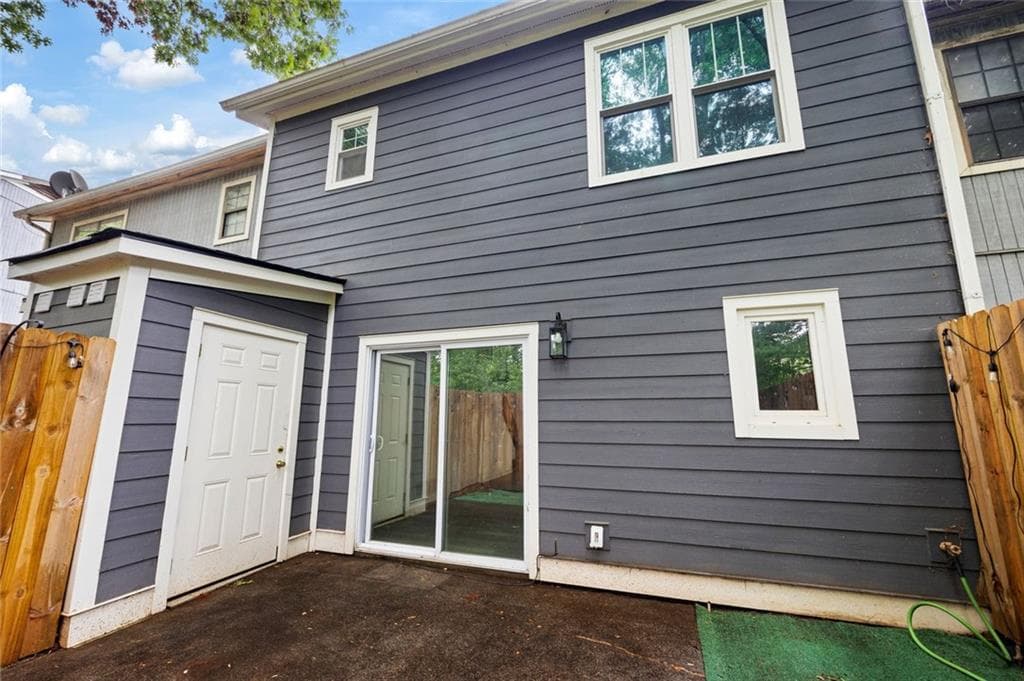2 bedroom, 3 bathroom, 1,062 sq ft townhouse for sale at 2082 Lenoa Lane, Austell, GA 30106 — photo 2