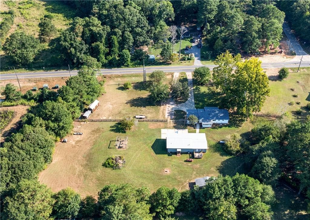 3 bedroom, 2 bathroom, 1,050 sq ft single family residence for sale at 352 Mcintosh Trail, Senoia, GA 30276