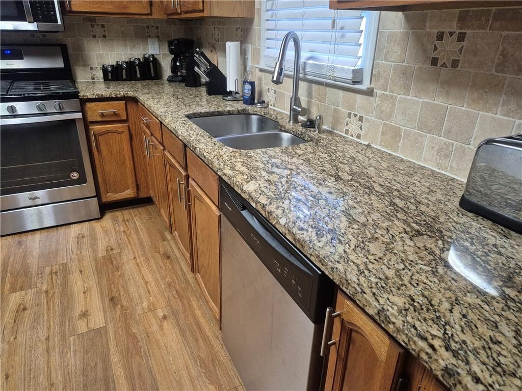 3 bedroom, 2 bathroom, 1,350 sq ft single family residence for sale at 1647 Sugarmaple Drive, Conyers, GA 30094 — photo 3