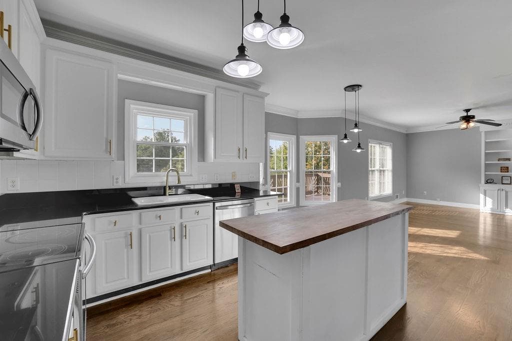 4 bedroom, 4 bathroom, 3,324 sq ft single family residence for sale at 7410 Colony Court, Cumming, GA 30041 — photo 4
