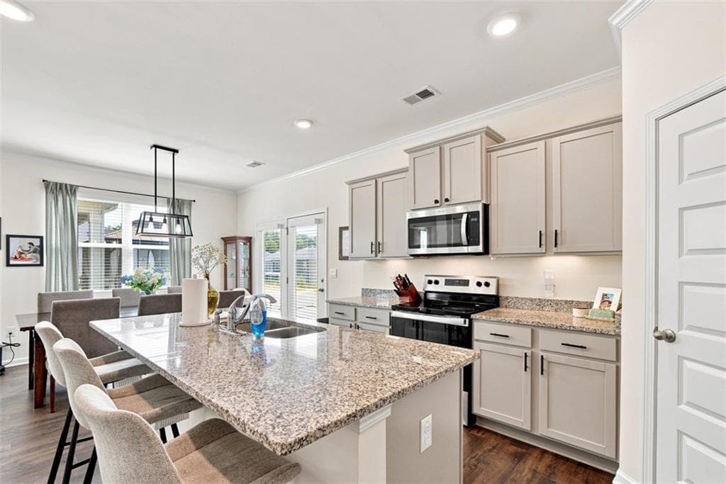 4 bedroom, 3 bathroom, 1,940 sq ft single family residence for sale at 385 Shasta Court, Hoschton, GA 30548 — photo 2