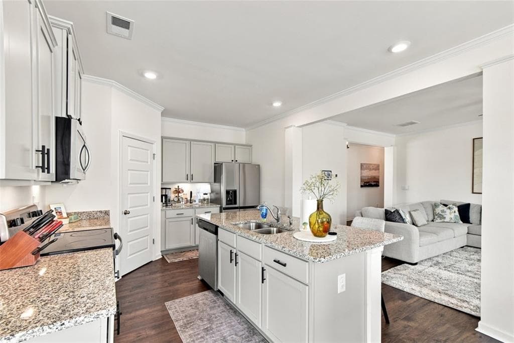 4 bedroom, 3 bathroom, 1,940 sq ft single family residence for sale at 385 Shasta Court, Hoschton, GA 30548 — photo 3