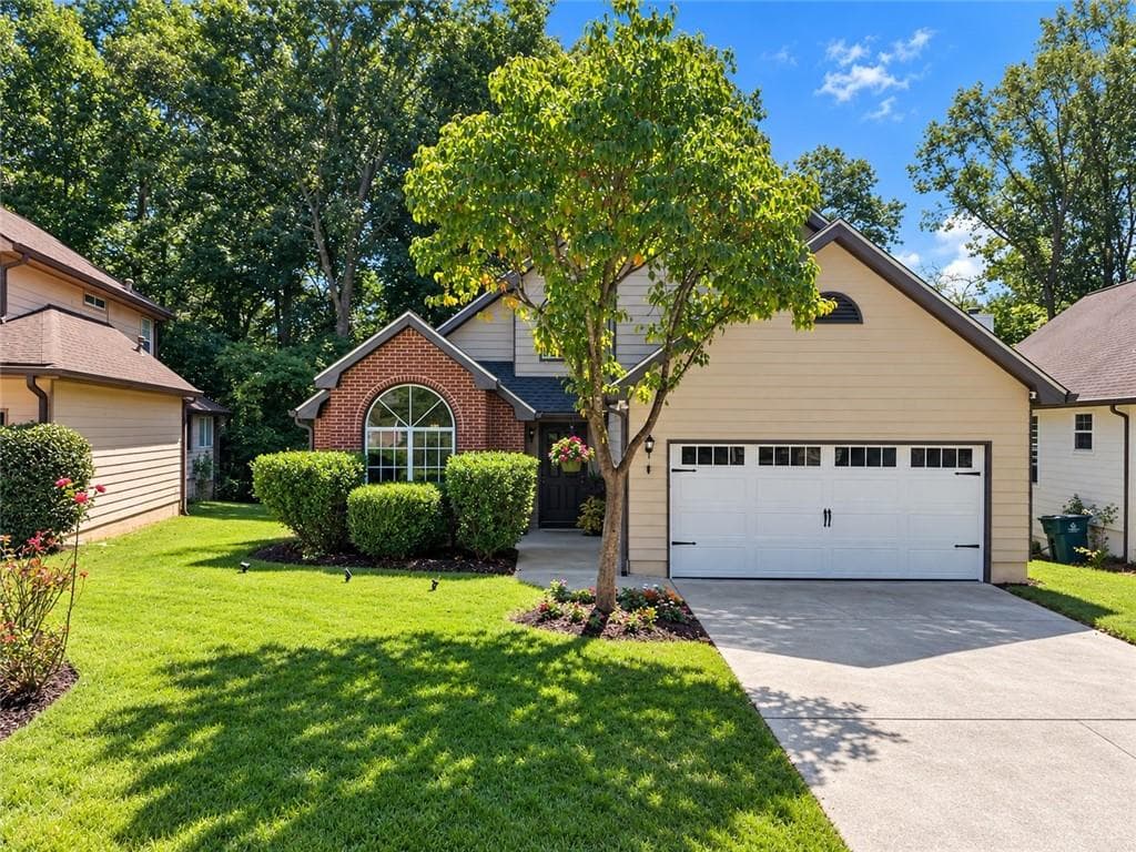 3 bedroom, 3 bathroom, 1,779 sq ft single family residence for sale at 8910 S Somerset Lane, Alpharetta, GA 30004 — photo 2