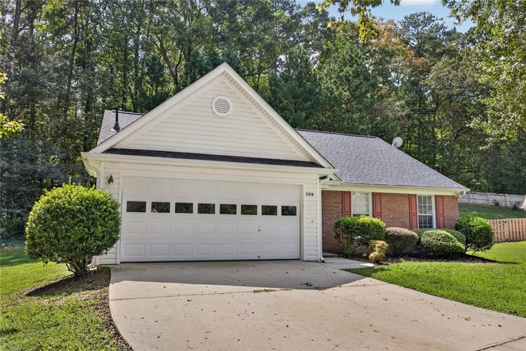 3 bedroom, 2 bathroom, 1,495 sq ft single family residence for sale at 7512 Deer Creek Drive, Union City, GA 30291 — photo 2