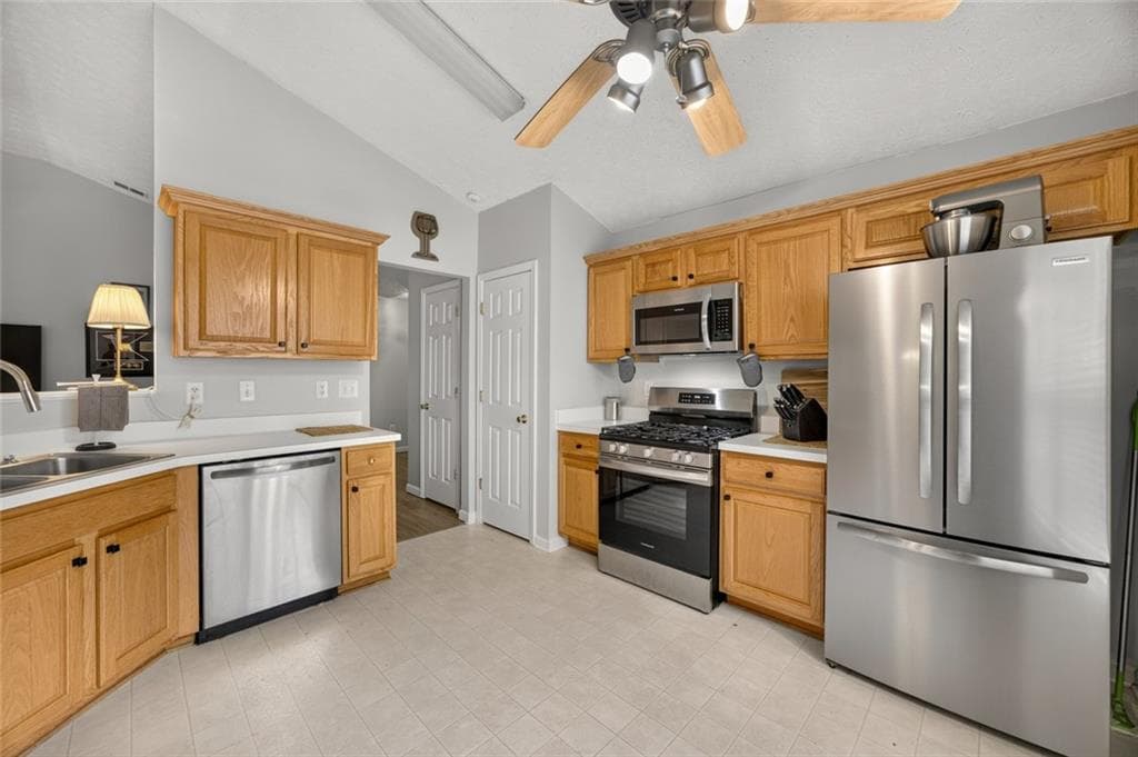 3 bedroom, 2 bathroom, 1,495 sq ft single family residence for sale at 7512 Deer Creek Drive, Union City, GA 30291 — photo 8