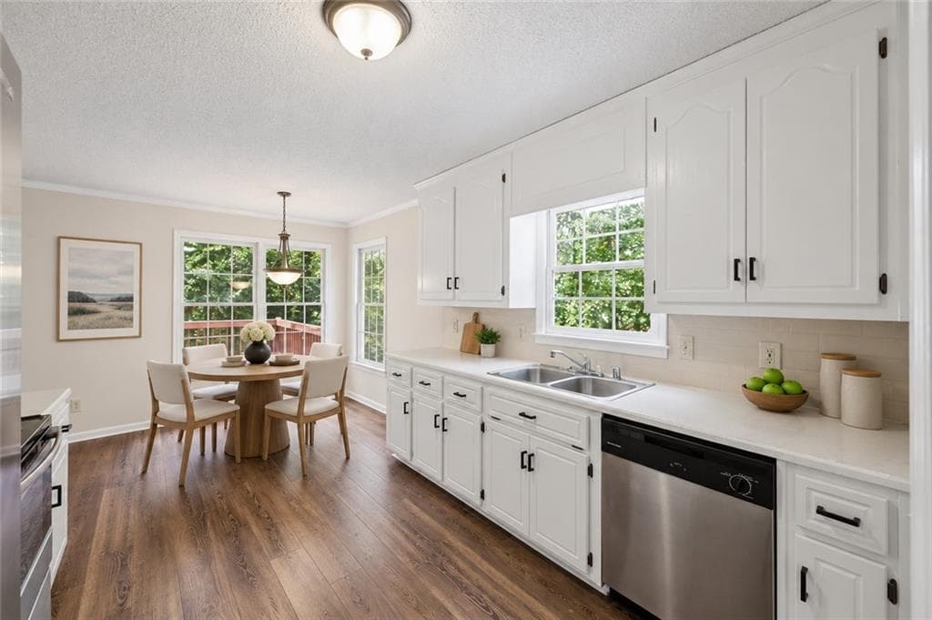5 bedroom, 3 bathroom, 2,302 sq ft single family residence for sale at 320 Bouldercrest Way, Woodstock, GA 30188 — photo 4
