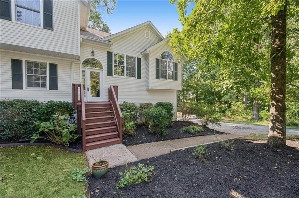 5 bedroom, 3 bathroom, 2,302 sq ft single family residence for sale at 320 Bouldercrest Way, Woodstock, GA 30188 — photo 8