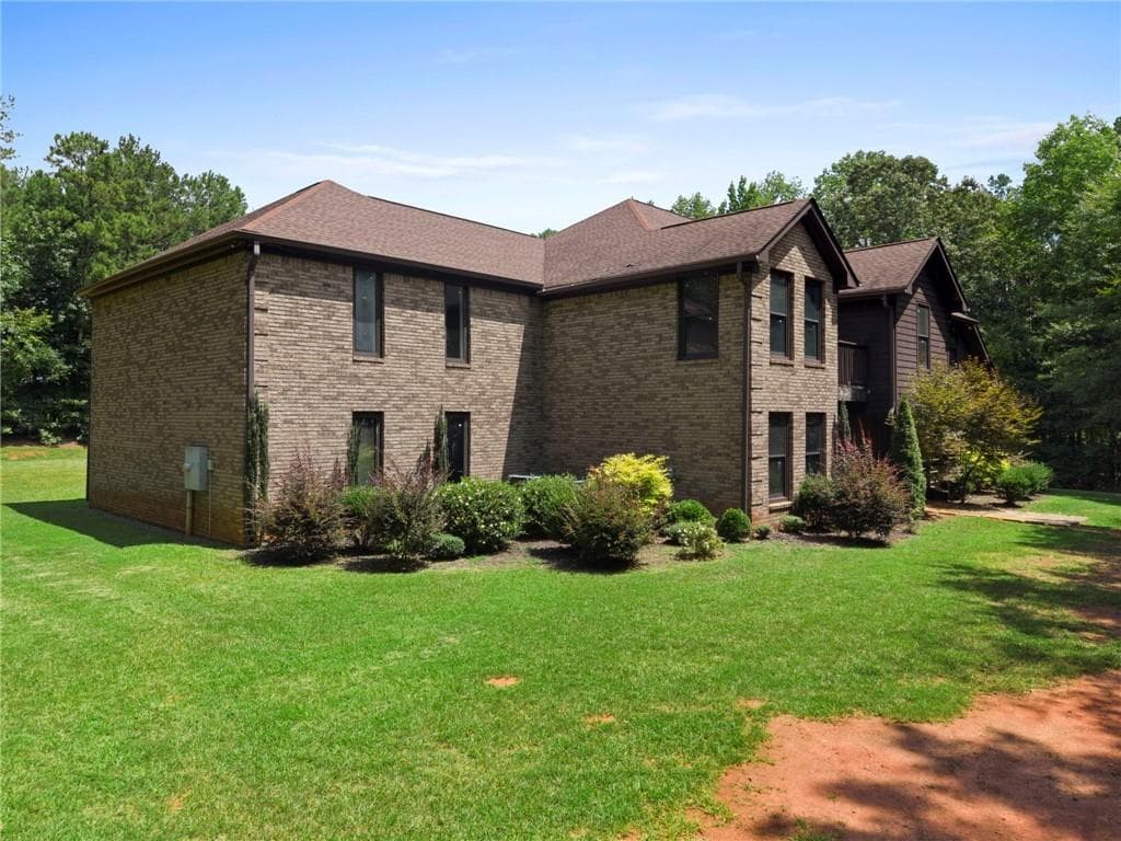8 bedroom, 8 bathroom, 7,160 sq ft single family residence for sale at 106 Big Buck Court, Jackson, GA 30233 — photo 3