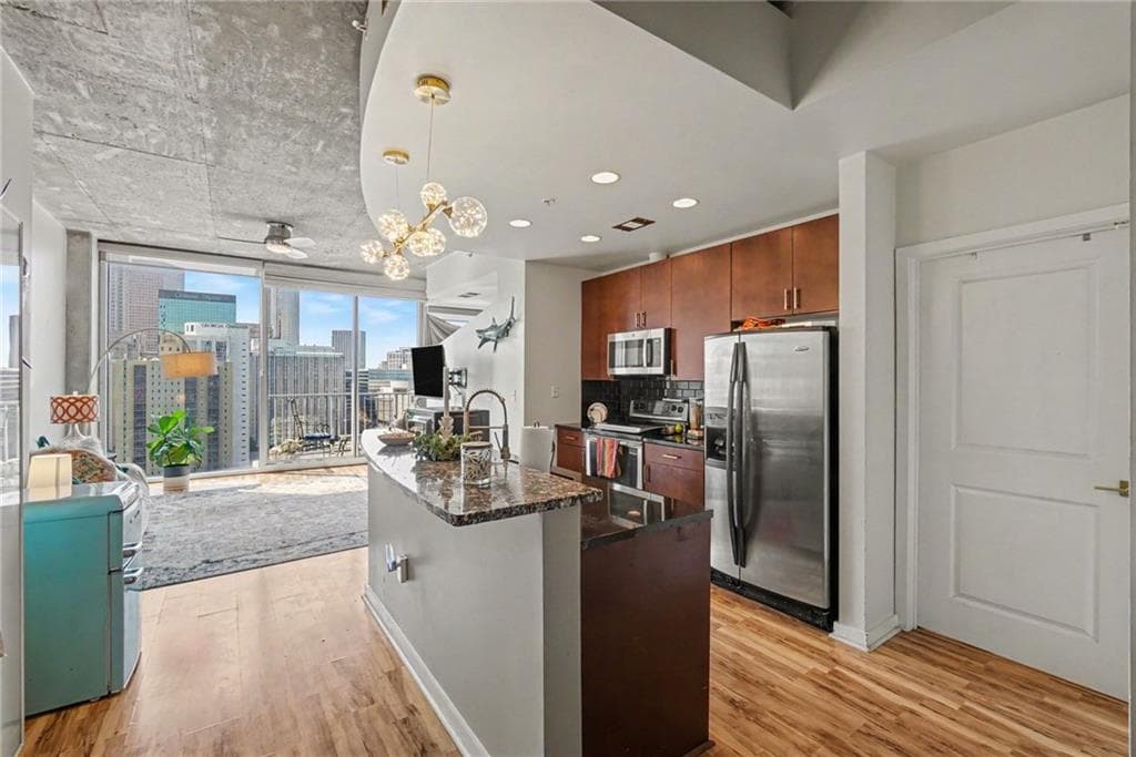 1 bedroom, 1 bathroom, 763 sq ft condominium for sale at 400 W Peachtree Street 2609, Atlanta, GA 30308 — photo 3