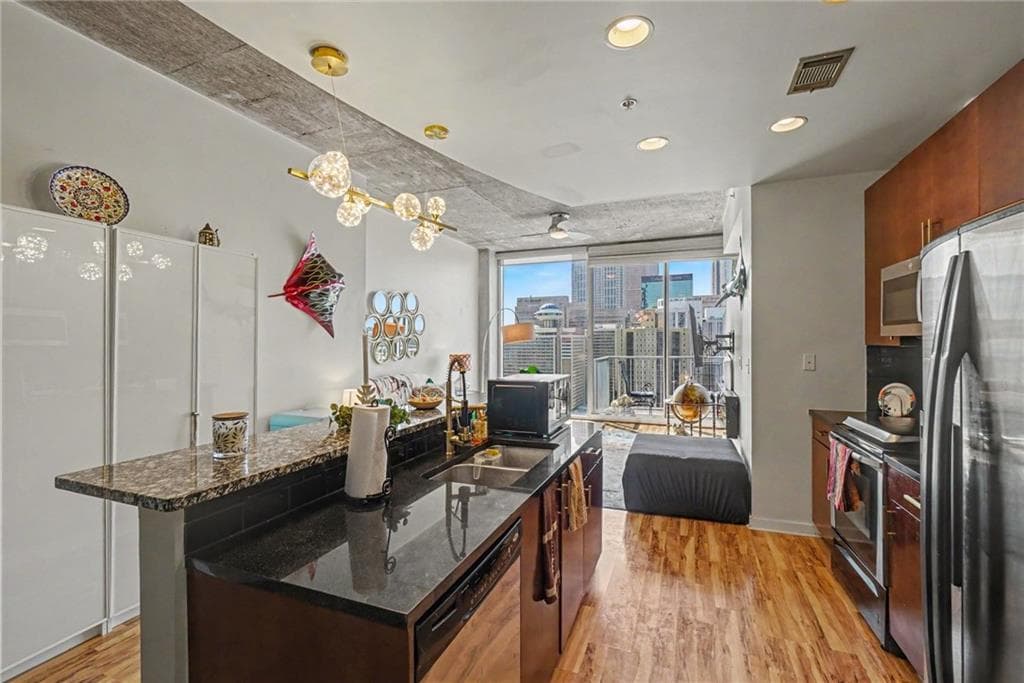 1 bedroom, 1 bathroom, 763 sq ft condominium for sale at 400 W Peachtree Street 2609, Atlanta, GA 30308 — photo 4
