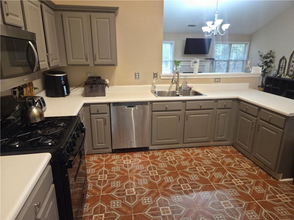 4 bedroom, 2 bathroom, 2,570 sq ft single family residence for sale at 552 Keldron Drive, Lawrenceville, GA 30045 — photo 7