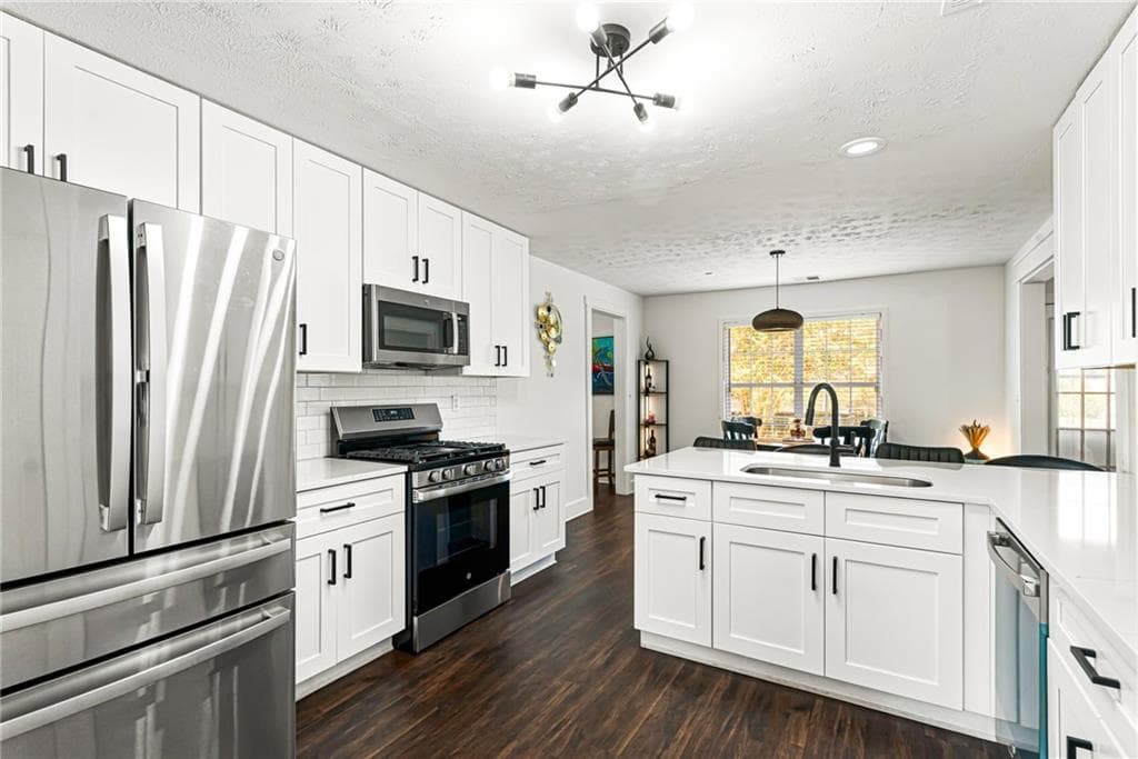 3 bedroom, 3 bathroom, 2,220 sq ft single family residence for sale at 2586 Abbotts Glen Drive, Acworth, GA 30101 — photo 3