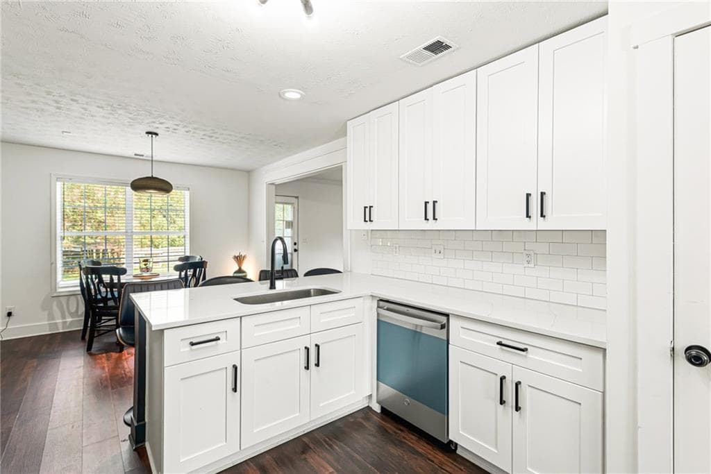 3 bedroom, 3 bathroom, 2,220 sq ft single family residence for sale at 2586 Abbotts Glen Drive, Acworth, GA 30101 — photo 4