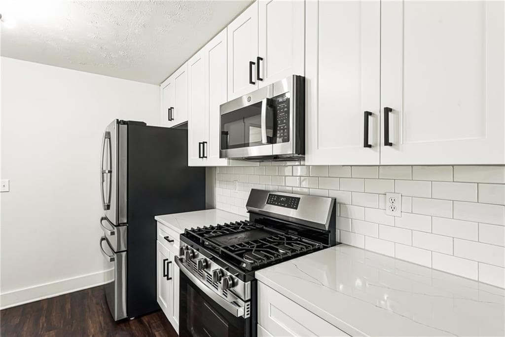 3 bedroom, 3 bathroom, 2,220 sq ft single family residence for sale at 2586 Abbotts Glen Drive, Acworth, GA 30101 — photo 5