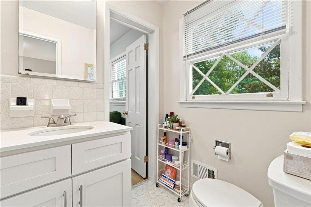 4 bedroom, 3 bathroom, 3,292 sq ft single family residence for sale at 120 Deerwood Circle, Smyrna, GA 30082 — photo 8