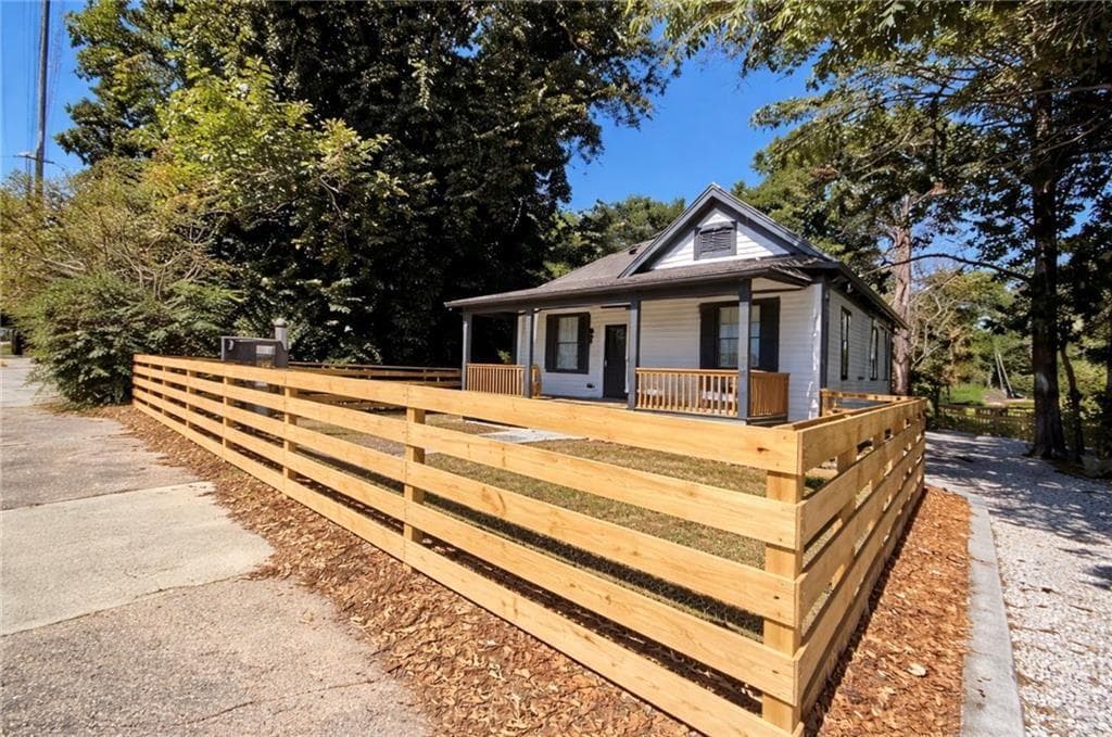4 bedroom, 2 bathroom, 1,268 sq ft single family residence for sale at 334 McDonough Boulevard, Atlanta, GA 30315 — photo 2