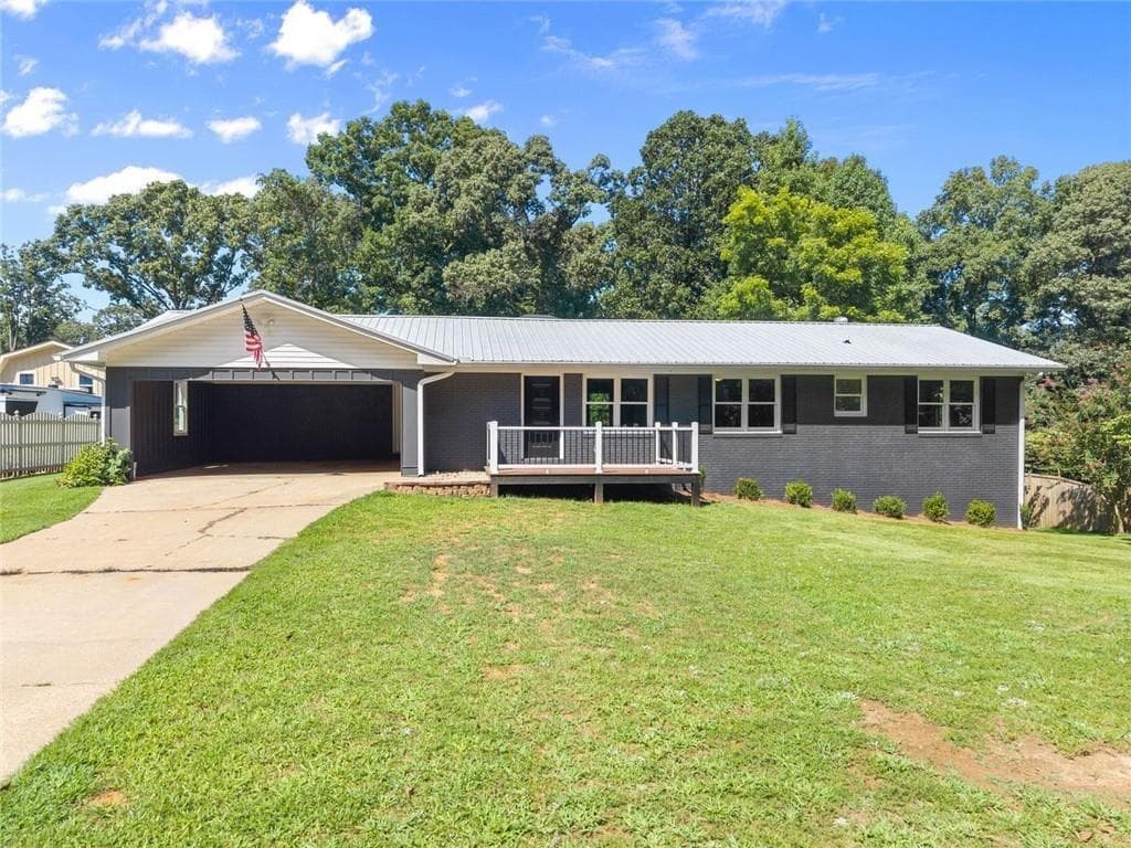 3 bedroom, 2 bathroom, 3,378 sq ft single family residence under contract at 5850 Norton Circle, Flowery Branch, GA 30542 — photo 2