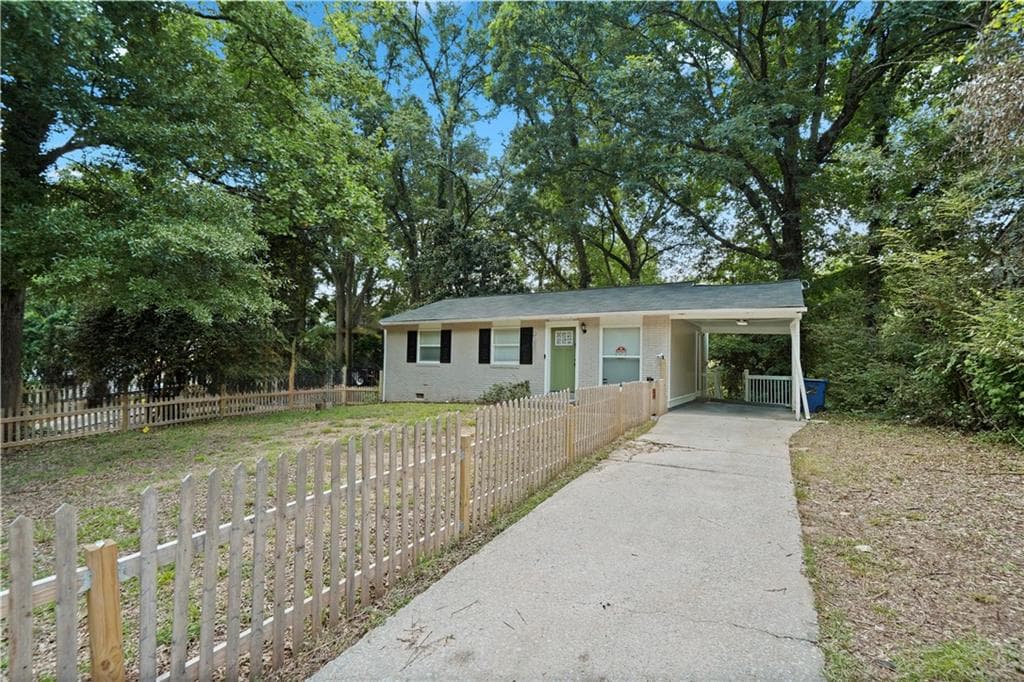 3 bedroom, 1 bathroom, 875 sq ft single family residence for sale at 3560 Fairlane Drive, Atlanta, GA 30331 — photo 3