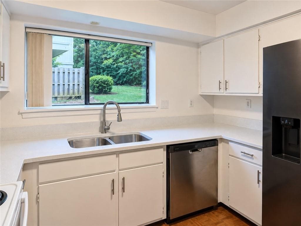 4 bedroom, 3 bathroom, 1,902 sq ft townhouse for sale at 6390 Hawthorne Terrace, Peachtree Corners, GA 30092 — photo 3