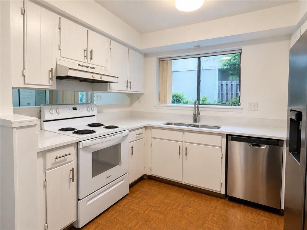 4 bedroom, 3 bathroom, 1,902 sq ft townhouse for sale at 6390 Hawthorne Terrace, Peachtree Corners, GA 30092 — photo 4