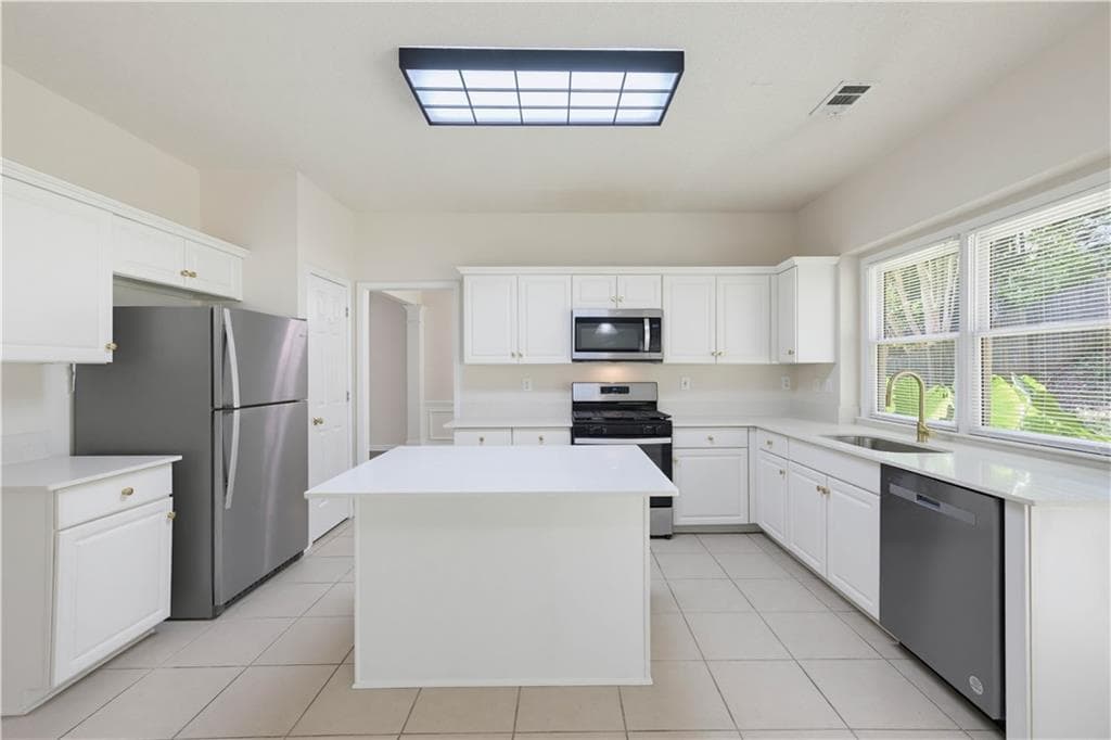 4 bedroom, 3 bathroom, 2,135 sq ft single family residence for sale at 10920 Glenbarr Drive, Johns Creek, GA 30097 — photo 9