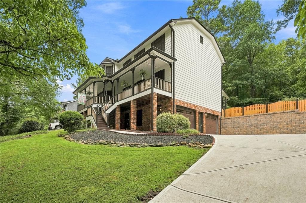 4 bedroom, 3 bathroom, 2,288 sq ft single family residence for sale at 10870 Shallowford Road, Roswell, GA 30075 — photo 3
