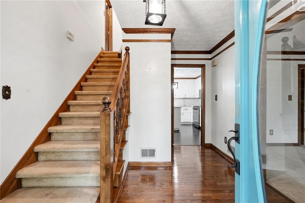4 bedroom, 3 bathroom, 2,288 sq ft single family residence for sale at 10870 Shallowford Road, Roswell, GA 30075 — photo 5