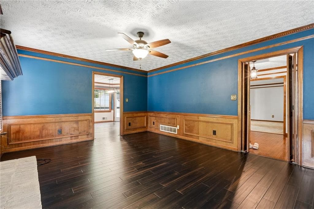 4 bedroom, 3 bathroom, 2,288 sq ft single family residence for sale at 10870 Shallowford Road, Roswell, GA 30075 — photo 7