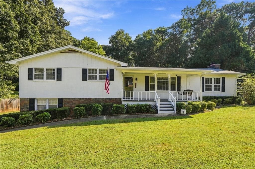 4 bedroom, 2 bathroom, 2,584 sq ft single family residence for sale at 218 King Arthur Drive, Woodstock, GA 30189