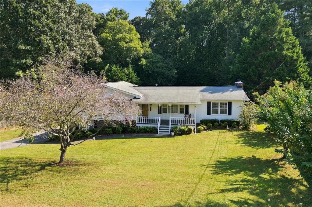 4 bedroom, 2 bathroom, 2,584 sq ft single family residence for sale at 218 King Arthur Drive, Woodstock, GA 30189 — photo 2