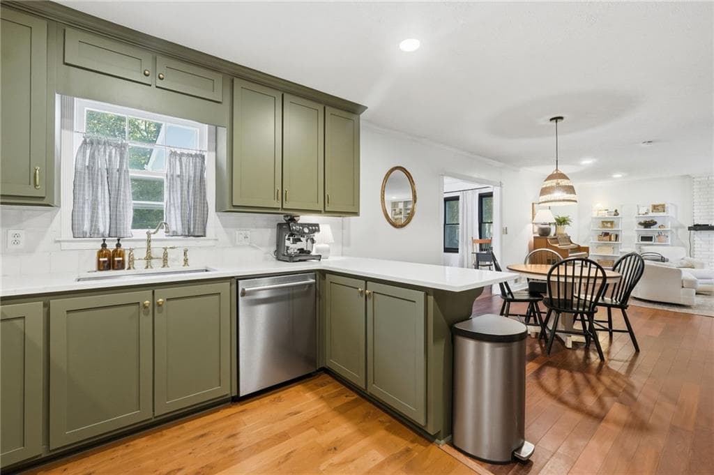 4 bedroom, 2 bathroom, 2,584 sq ft single family residence for sale at 218 King Arthur Drive, Woodstock, GA 30189 — photo 8