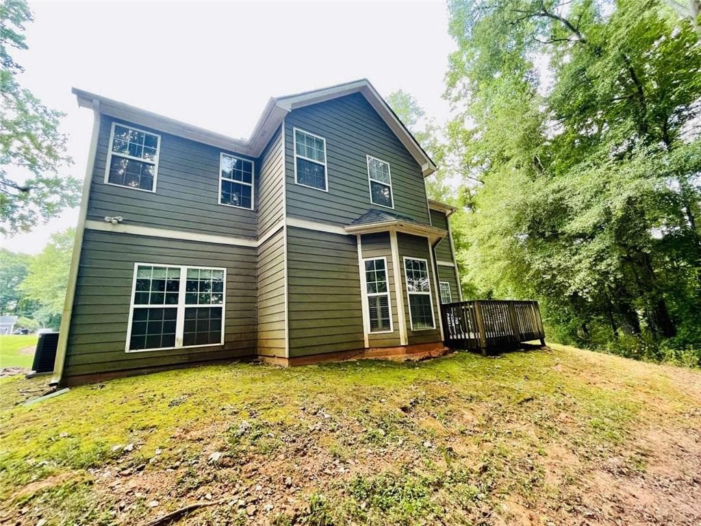 4 bedroom, 3 bathroom, 2,438 sq ft single family residence for sale at 933 Vinings Drive, Winder, GA 30680 — photo 2