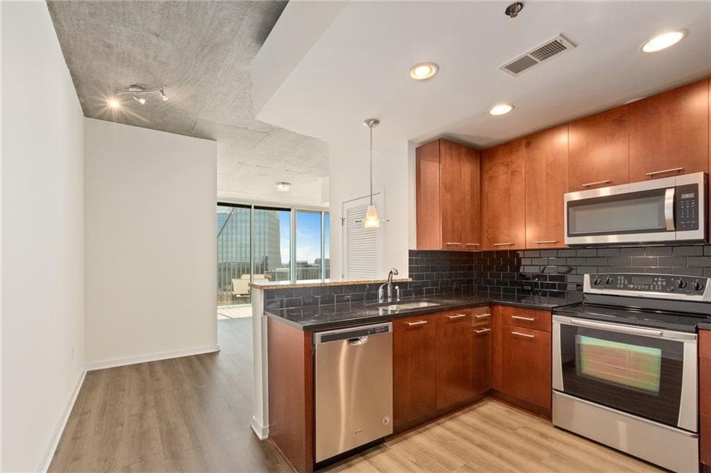 1 bedroom, 1 bathroom, 764 sq ft condominium for rent at 3324 Peachtree Road 2610, Atlanta, GA 30326 for $2,095 a month — photo 5