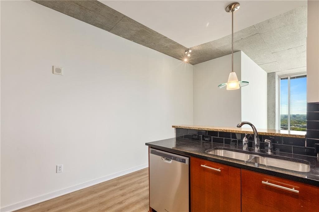 1 bedroom, 1 bathroom, 764 sq ft condominium for rent at 3324 Peachtree Road 2610, Atlanta, GA 30326 for $2,095 a month — photo 8