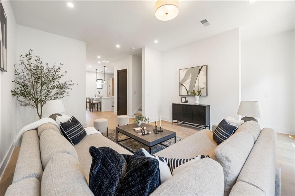 3 bedroom, 4 bathroom, 1,976 sq ft condominium for sale at 1189 Frederick Walk, Atlanta, GA 30324 — photo 6