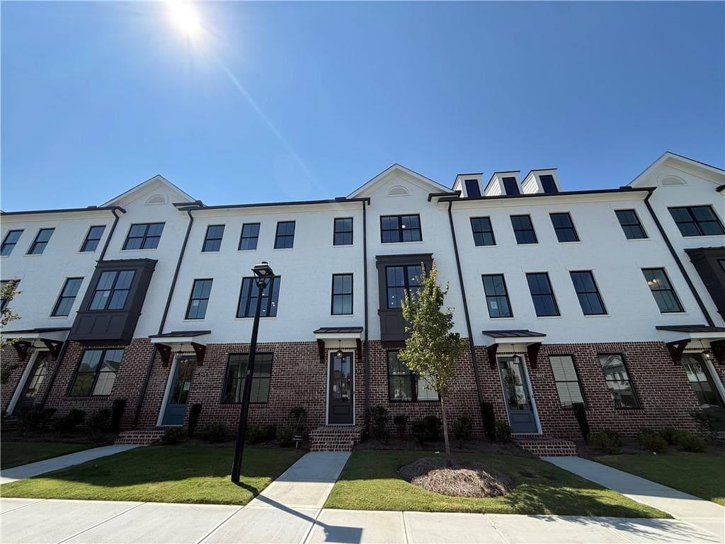 3 bedroom, 4 bathroom, 1,893 sq ft townhouse for rent at 5410 Howington Court, Buford, GA 30518 for $2,595 a month — photo 2