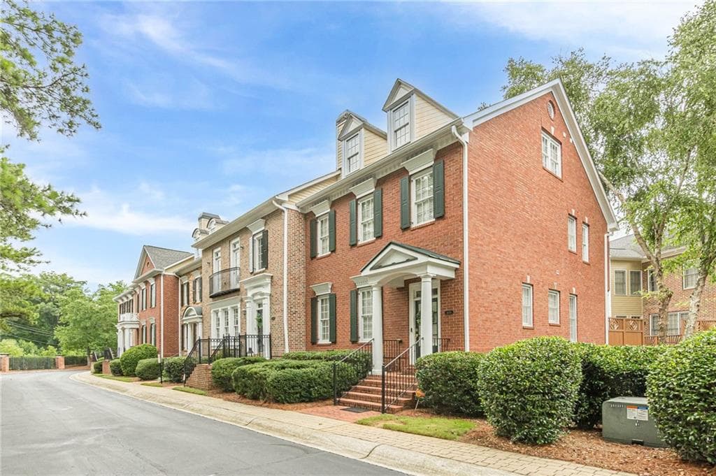 4 bedroom, 5 bathroom, 3,468 sq ft townhouse for sale at 4678 Ivygate Circle 8E, Atlanta, GA 30339 — photo 1 of 41