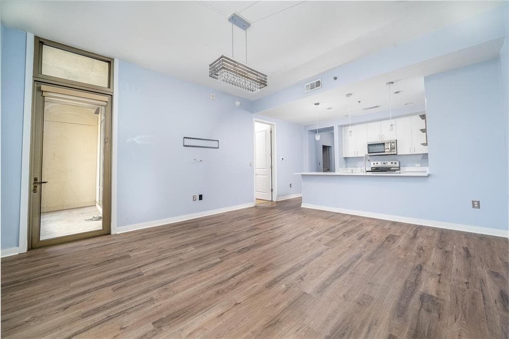 2 bedroom, 1 bathroom, 930 sq ft condominium for sale at 565 Peachtree Street 1207, Atlanta, GA 30308 — photo 3