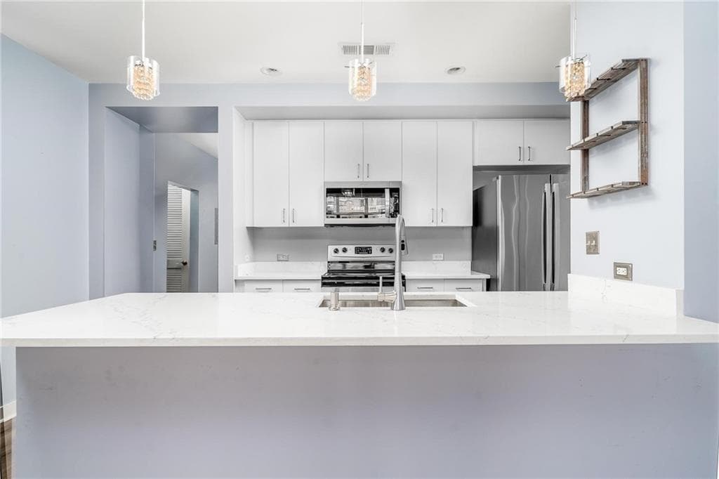 2 bedroom, 1 bathroom, 930 sq ft condominium for sale at 565 Peachtree Street 1207, Atlanta, GA 30308 — photo 4