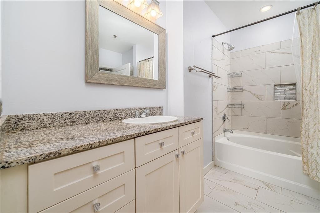 2 bedroom, 1 bathroom, 930 sq ft condominium for sale at 565 Peachtree Street 1207, Atlanta, GA 30308 — photo 9