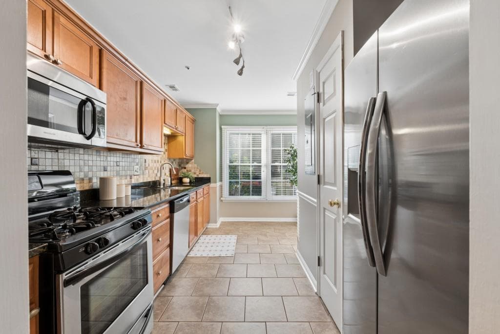 2 bedroom, 3 bathroom, 1,361 sq ft townhouse for sale at 597 Saint James Walk, Marietta, GA 30067 — photo 2