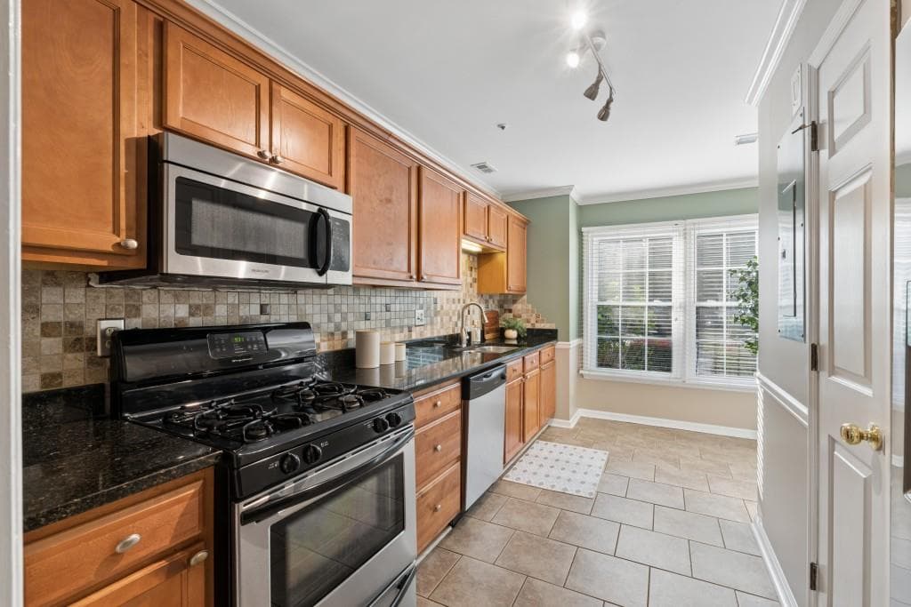 2 bedroom, 3 bathroom, 1,361 sq ft townhouse for sale at 597 Saint James Walk, Marietta, GA 30067 — photo 9