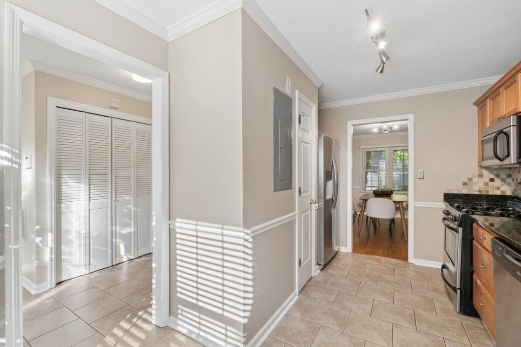 2 bedroom, 3 bathroom, 1,361 sq ft townhouse for sale at 597 Saint James Walk, Marietta, GA 30067 — photo 8