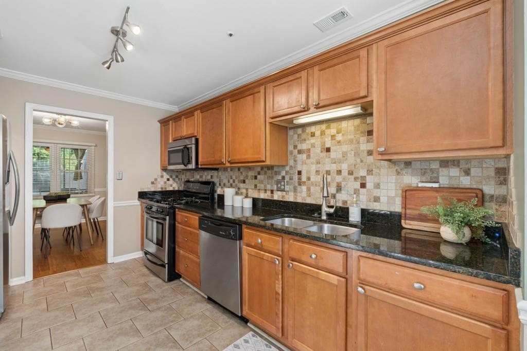 2 bedroom, 3 bathroom, 1,361 sq ft townhouse for sale at 597 Saint James Walk, Marietta, GA 30067 — photo 10