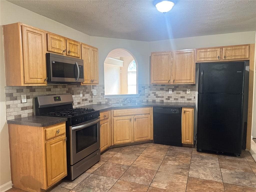 4 bedroom, 3 bathroom, 2,094 sq ft single family residence for rent at 3229 Diamond Bluff, Union City, GA 30291 for $1,950 a month — photo 7