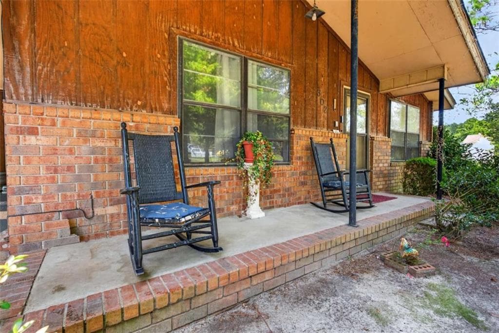 3 bedroom, 2 bathroom, 1,410 sq ft single family residence for sale at 302 Lakeview Drive, Glennville, GA 30427 — photo 4